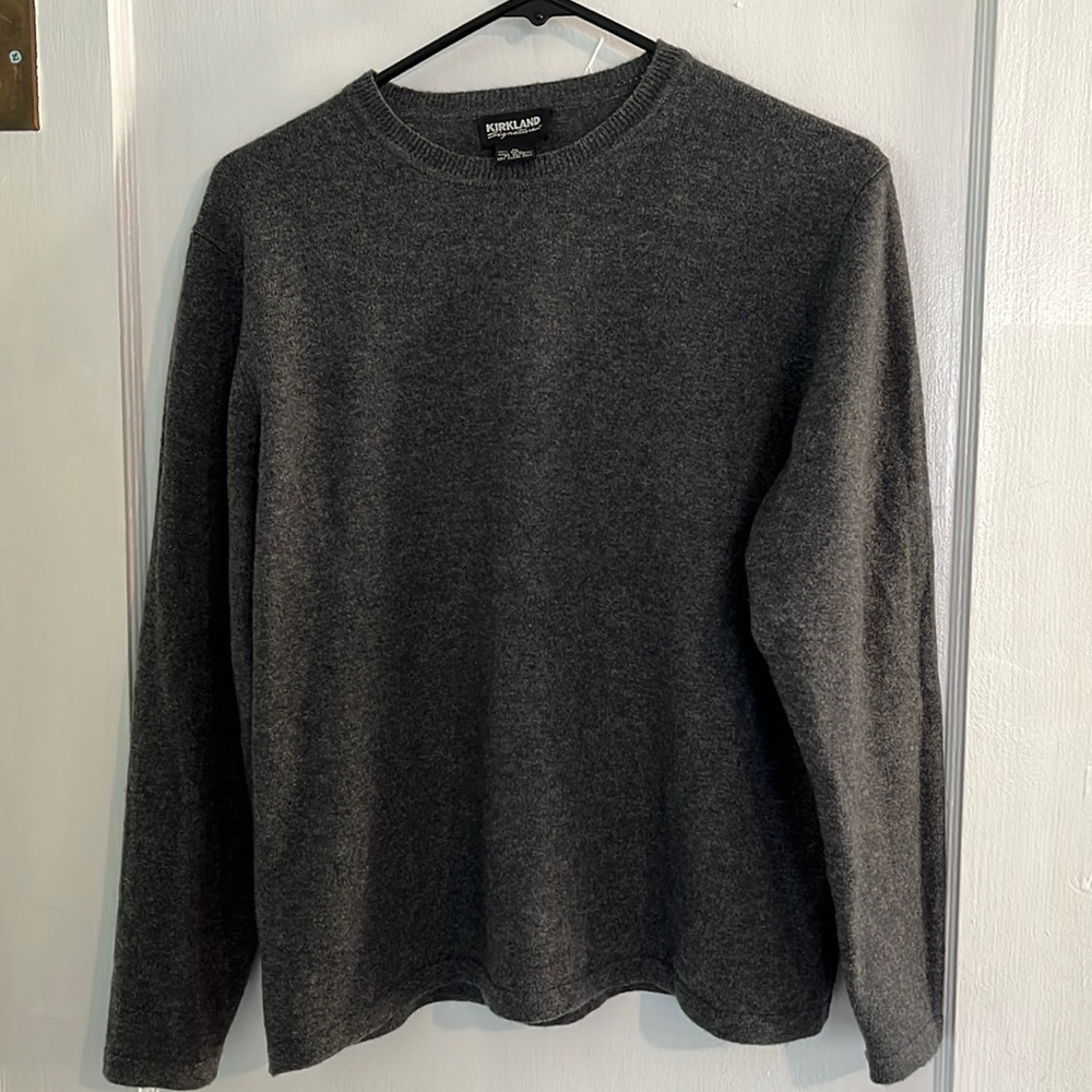 Cashmere, crew neck gray sweater.